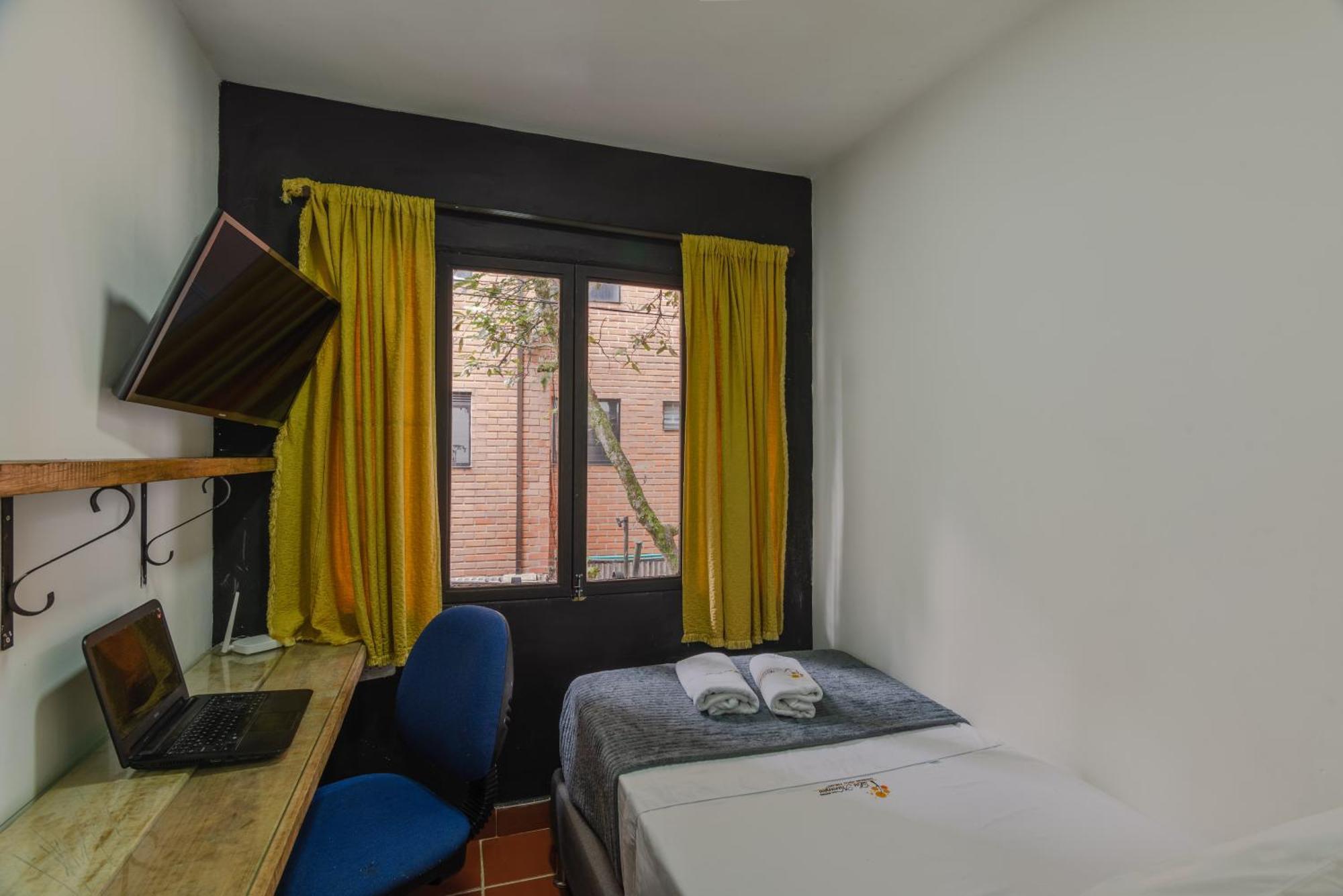 Casa Los Naranjos Hostal Медельин Экстерьер фото