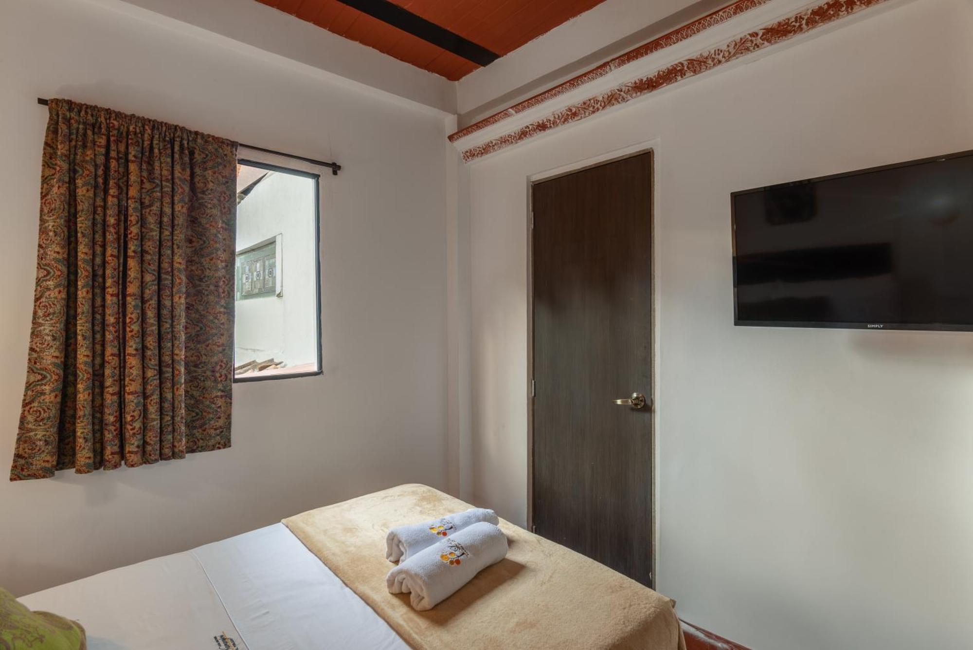 Casa Los Naranjos Hostal Медельин Экстерьер фото